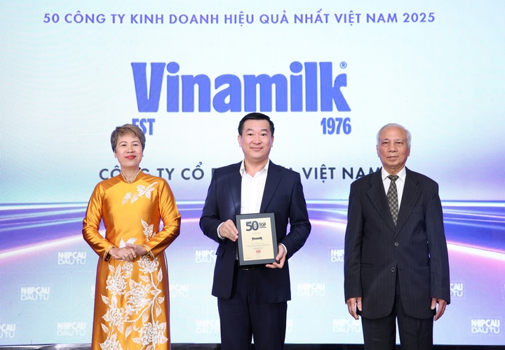 Đại diện Vinamilk - ông Đỗ Thanh Tuấn, Giám đốc Đối ngoại - nhận vinh danh Top 50 Công ty kinh doanh hiệu quả nhất Việt Nam 2025. (Ảnh: Nguyễn Hoàng)