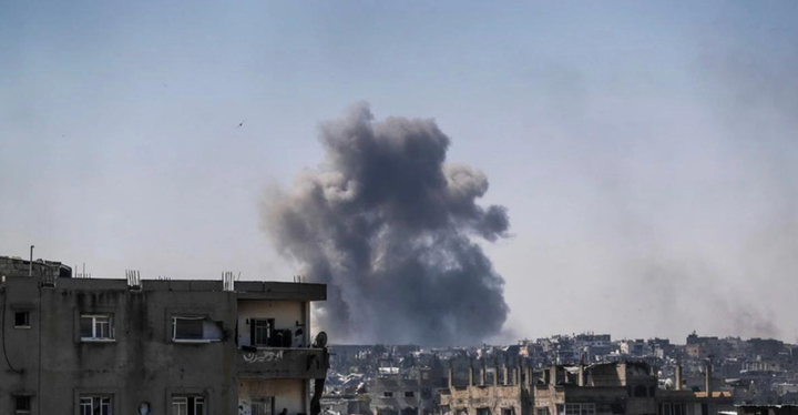 Khói bốc lên sau cuộc không kích của Israel tại Gaza.