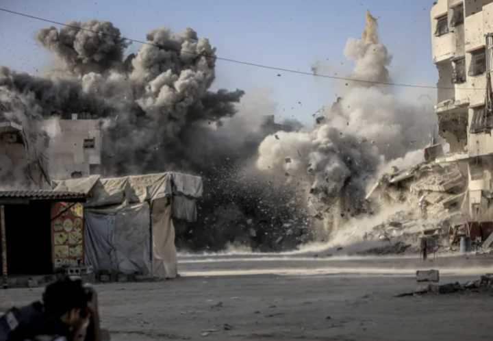 Vụ nổ được nhìn thấy sau cuộc tấn công của Israel vào Gaza. (Ảnh: Anadolu)