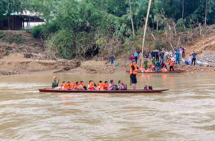 សិស្សរាប់រយនាក់ត្រូវបានដឹកជញ្ជូនឆ្លងកាត់អូរដោយសុវត្ថិភាព។