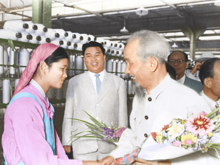 Trong khi cùng Chủ tịch Kim Nhật Thành thăm Nhà máy dệt Bình Nhưỡng, Chủ tịch Hồ Chí Minh thăm các xưởng và nhà trẻ của nhà máy, tặng anh chị em công nhân nhà máy một số hàng thủ công nghiệp Việt Nam.
