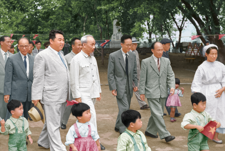 Sau lễ đón chính thức, Chủ tịch Hồ Chí Minh và Đoàn đại biểu Việt Nam dự mít tinh trọng thể của hơn 10 vạn nhân dân Thủ đô Bình Nhưỡng, tổ chức tại Quảng trường Kim Nhật Thành.