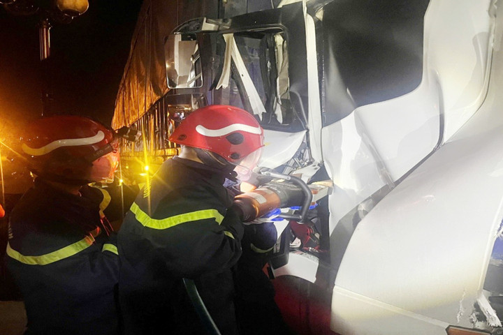 Cảnh sát dùng máy cắt thủy lực mở khoang cabin cứu 2 người mắc kẹt. (Ảnh: A.X)