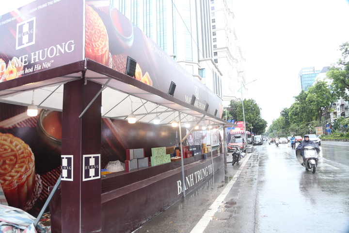 Bánh trung thu ngày Rằm vắng khách, người bán than "chưa năm nào ế như vậy"