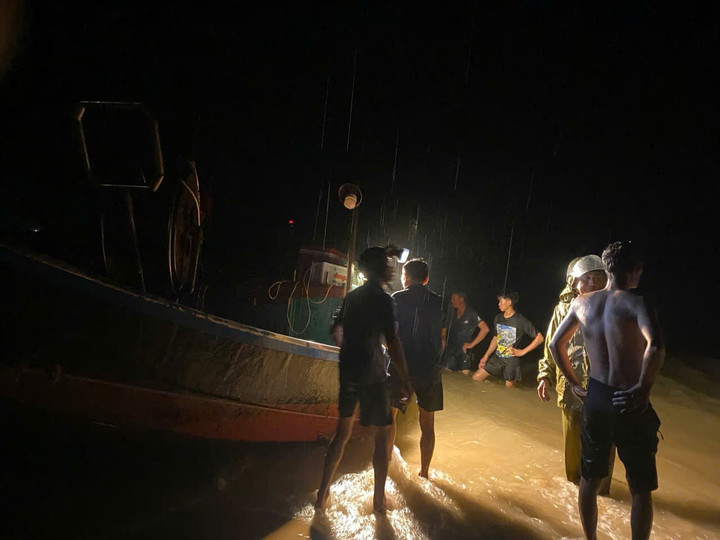 Nhiều thuyền câu mực của ngư dân bị lốc xoáy đánh chìm trong đêm.