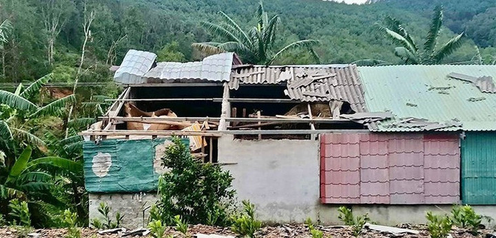Lốc xoáy cũng làm hư hỏng nhiều nhà dân tại xã Sơn Tiến. (Ảnh: Báo HT)