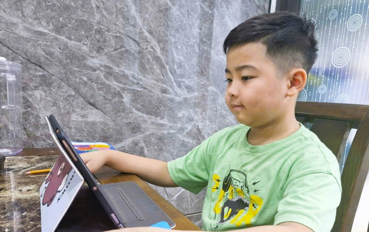 Học sinh Hà Nội nghỉ học trực tiếp và học online theo phương án của trường tại nhà. (Ảnh: VNN)