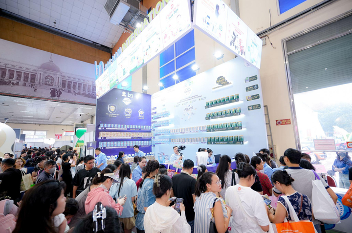 Gian hàng Bắc Nam thu hút đông đảo khách tham quan