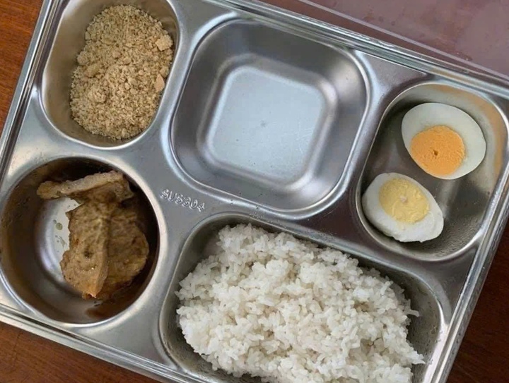 ប្រជាពលរដ្ឋជាច្រើនបាននិយាយថា អង្ករមួយចំណែកតូចពេកបើធៀបនឹងតម្លៃ ហើយសម្តែងការព្រួយបារម្ភថាវាមិនធានាបាននូវអាហារូបត្ថម្ភដល់សិស្ស។ (រូបថតអេក្រង់)