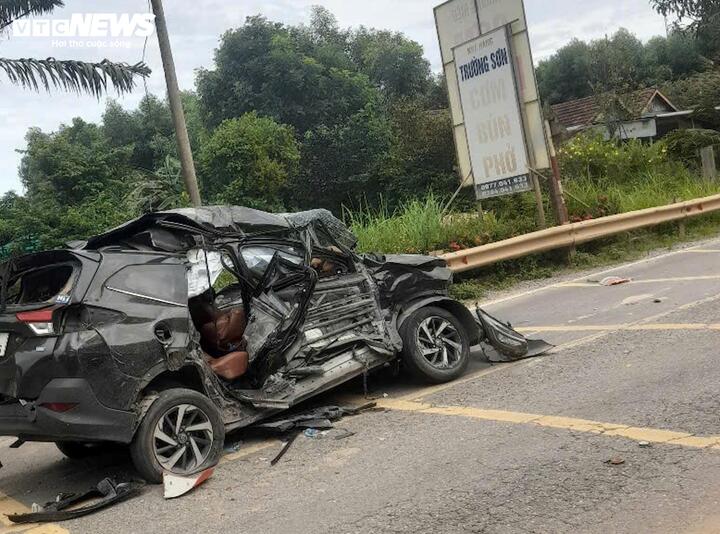 Chiếc ô tô con biển số Hà Nội tan nát sau cú va chạm với xe đầu kéo trên đường Hồ Chí Minh đoạn qua tỉnh Quảng Trị làm 4 người trên xe thương vong. (Ảnh: CTV)