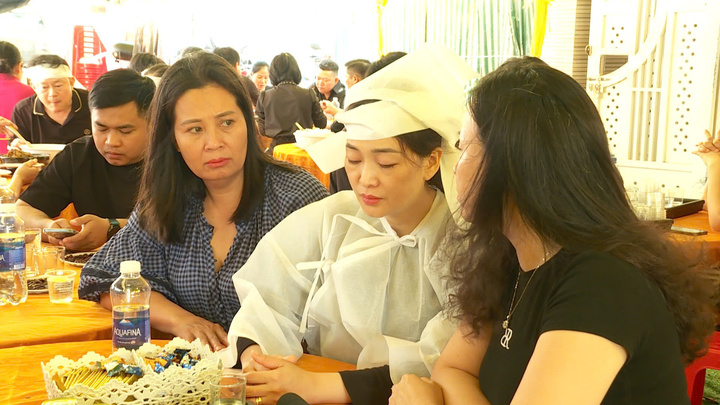 Người thân đau buồn trước sự ra đi đột ngột của Chủ tịch xã.