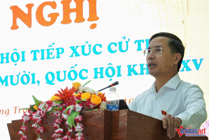 Chủ tịch UBND TP Đà Nẵng Phạm Đức Ấn phát biểu tại buổi tiếp xúc cử tri.