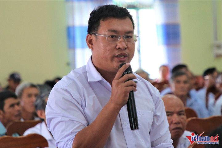 Cử tri Nguyễn Việt Hà nêu ý kiến tại buổi tiếp xúc.