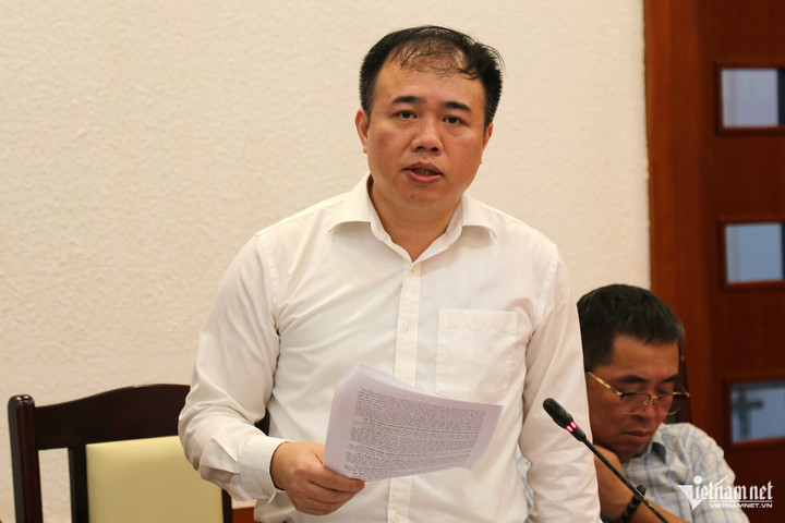 Ông Bùi Tuấn Anh, Phó Giám đốc Sở Nội Vụ tỉnh Quảng Ninh thông tin tại họp báo. (Ảnh: Phạm Công)