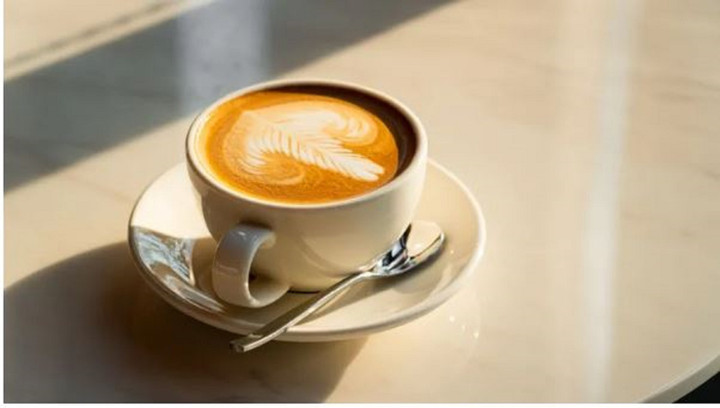 Các nha sỹ khuyên mọi người nên nên súc miệng bằng nước ngay sau khi sử dụng cafe. (Ảnh: Getty Images).