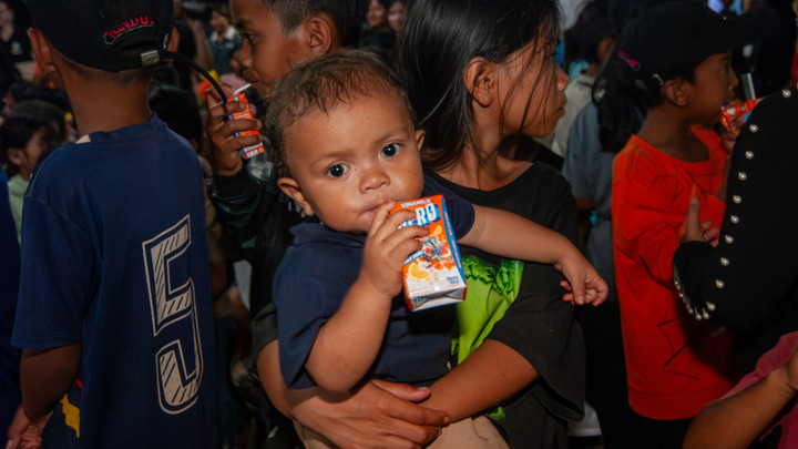 Không chỉ là những hộp sữa, mỗi phần quà Vinamilk gửi trao còn chứa đựng tình yêu thương, sự sẻ chia và niềm tin rằng mọi trẻ em Việt Nam đều xứng đáng được tận hưởng một tuổi thơ trọn vẹn.