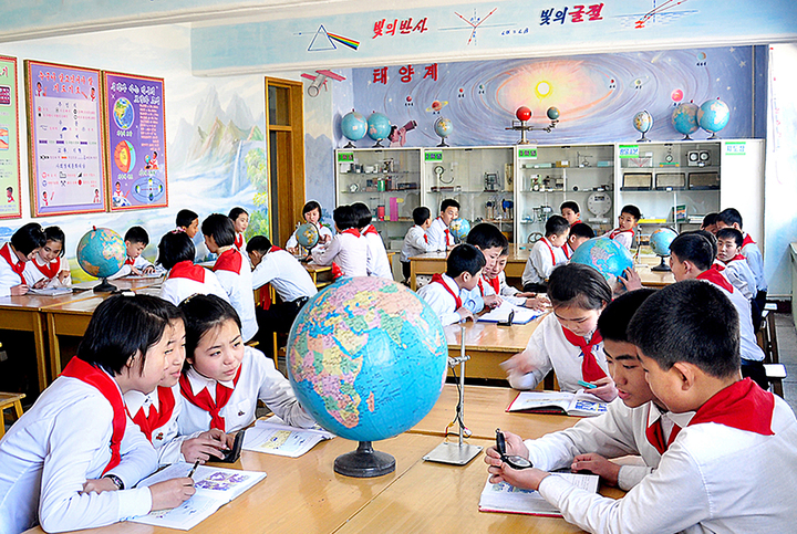 Học sinh Triều Tiên được miễn phí học tập trong hệ thống giáo dục bắt buộc 12 năm.