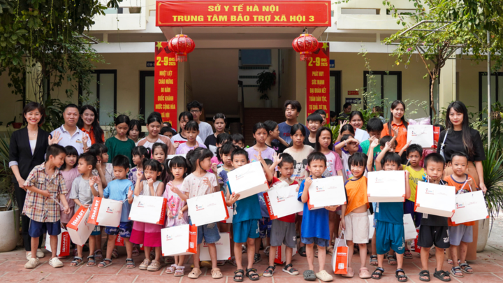 Die Freude der Kinder, wenn sie im Sozialschutzzentrum 3 (Hanoi) herzlich „geteilt“ werden.