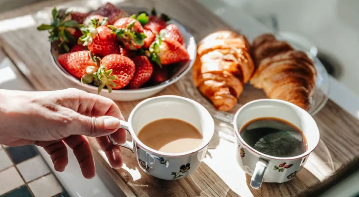 Một số đồ ăn và thức uống có thể gây tổn hại cho răng nếu được sử dụng trước tiên vào sáng sớm. (Ảnh: Getty Images).