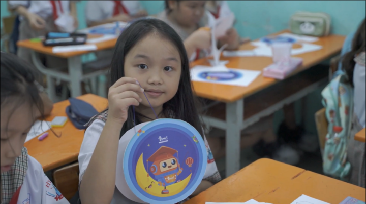Bild von Schülern, die im Rahmen des projektbasierten Lernens von iSMART in Ho-Chi-Minh-Stadt im Englischunterricht Laternen basteln.