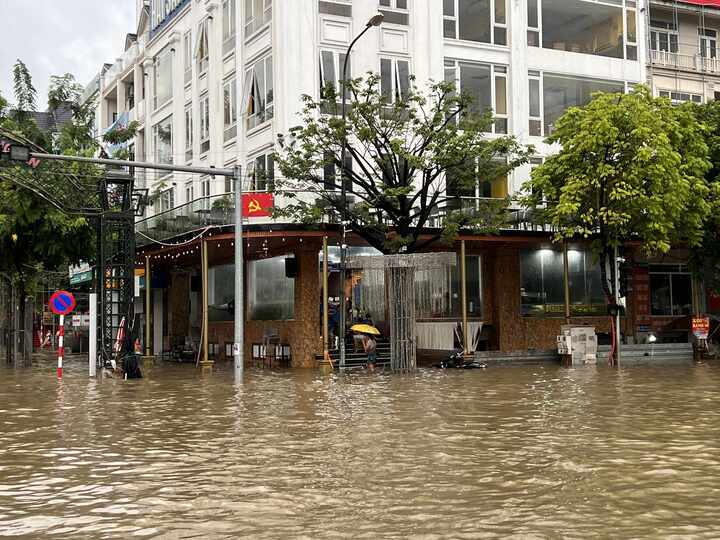 Giữa mùa mưa bão, môi giới đua nhau quảng cáo bán nhà "không ngập lụt"