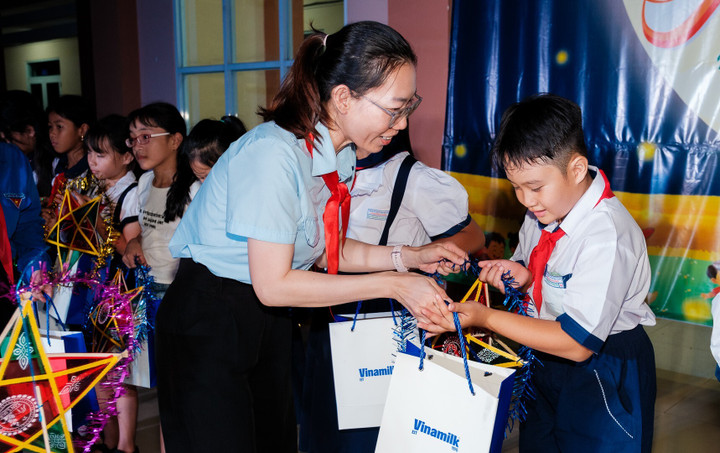 Tại chương trình “Ánh trăng hòa bình” ở xã Kim Long (TP.HCM), những món quà dinh dưỡng của Vinamilk được trao đến các em nhỏ với rất nhiều yêu thương.