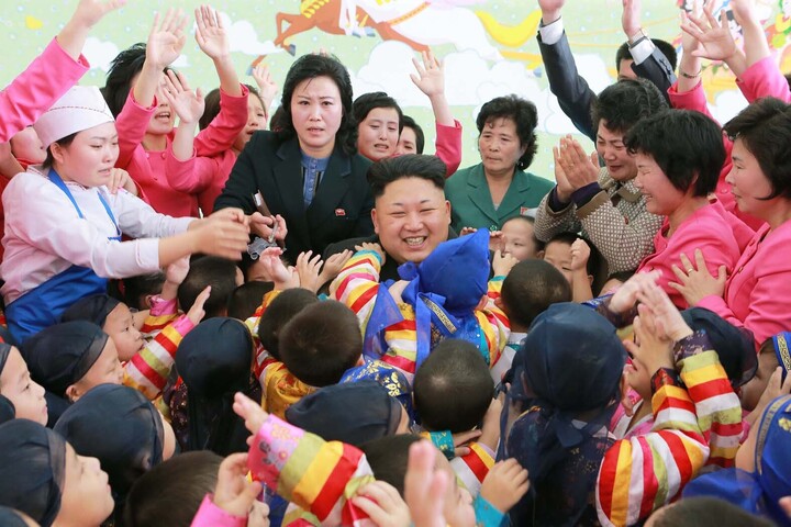 Hình ảnh ông Kim Jong-Un đang đến thăm gia đình của những người lao động vừa dọn vào nhà mới ở Đường Changjon.
