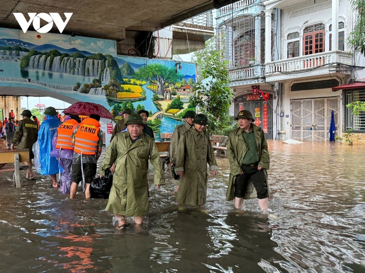 Nhằm khẩn trương khắc phục hậu quả do ảnh hưởng của bão số 11 và hoàn lưu sau bão, ngay trong sáng 7/10, ông Phạm Hoàng Sơn, Phó Bí thư Tỉnh ủy, Chủ tịch UBND tỉnh Thái Nguyên đã đi kiểm tra thực tế tại tuyến đê khu vực chân cầu bến Tượng, nơi có vị trí đê xung yếu. Qua kiểm tra, Chủ tịch UBND tỉnh Thái Nguyên đã chỉ đạo các lực lượng chức năng tập trung gia cố những vị trí xung yếu, nâng cao khả năng chống lũ tràn về, đảm bảo an toàn tính mạng và tài sản cho nhân dân.