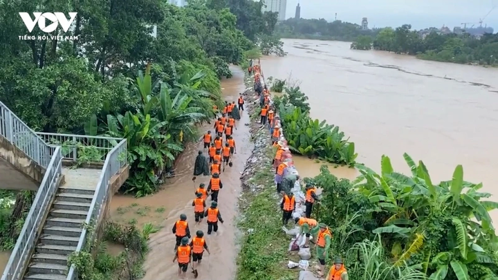 Khẩn trương tìm mọi biện pháp tiếp cận các khu vực bị cô lập, cung cấp lương thực, nước uống, nhu yếu phẩm, đảm bảo không để người dân nào bị đói, rét, thiếu chỗ ở, hoặc thiếu quần áo. Sẵn sàng lực lượng, phương tiện, trang thiết bị và nhu yếu phẩm theo phương châm “bốn tại chỗ” để sẵn sàng ứng phó.