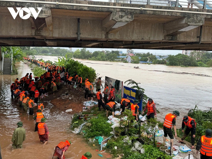 Do ảnh hưởng của hoàn lưu cơn bão số 11 kết hợp với vùng hội tụ gió trên cao, tỉnh Thái Nguyên đã hứng chịu đợt mưa lớn trên diện rộng, với lượng mưa phổ biến từ 100-437mm chỉ trong vài giờ từ đêm 6 đến rạng sáng 7/10. Mực nước sông Cầu đang dâng cao rất nhanh, đặc biệt tại trạm Gia Bẩy, lũ đang lên rất nhanh. Các cơ quan chức năng cảnh báo nguy cơ cao xảy ra một trận lũ lịch sử trên sông Cầu, có thể vượt đỉnh lũ do bão Yagi năm 2024 gây ra.