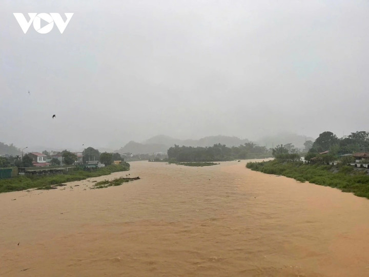 Tính đến 7h sáng 7/10, mực nước trên các triền sông, suối và đặc biệt là sông Cầu đang tiếp tục dâng nhanh. Tại các trạm đo chính trên sông Cầu ghi nhận: Trạm đo Thác Riềng - 100,37m, Cao hơn báo động 3 là 1,87m đã đạt đỉnh và đang xuống chậm; Trạm đo Chợ Mới - 57,75m, dưới báo động 3 là 0,25m, lũ đang lên nhanh; Trạm đo Gia Bẩy là 27,12m, trên báo động 3 là 0,12m, lũ đang lên rất nhanh.