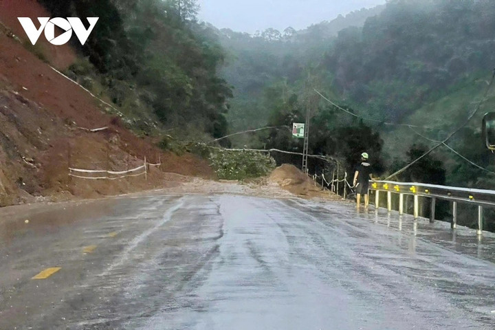 Riêng tại trạm Chã, mực nước là 6,74m, thấp hơn báo động 1 là 1,26m, tuy nhiên, lũ vẫn đang lên nhanh. Trong khi đó, mực nước tại Hồ Núi Cốc là 45,72m, thấp hơn mực nước dâng bình thường 0,48m.
