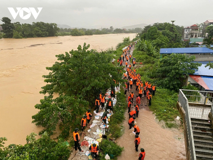 Lực lượng chức năng cho biết, hiện các lực lượng, công an, quân đội đã cử hơn 1.000 cán bộ chiến sỹ để khắc phục hậu quả do nước tràn qua đê, các điểm xung yếu, cảnh báo người dân.