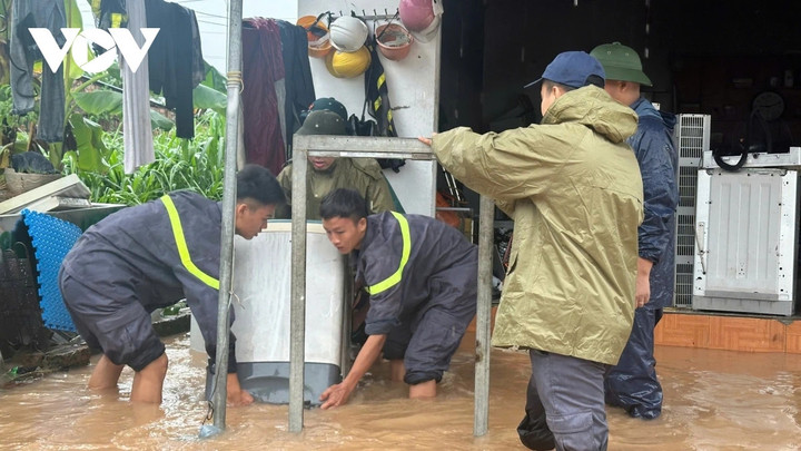 Theo đánh giá của lực lượng chức năng, hiện nhiều vùng dân cư đã bị cô lập song chưa cần sự tiếp tế, tuy nhiên đến chiều nay lượng mưa chưa giảm, nước thượng nguồn đổ về, nước lũ tiếp tục dâng thì khu vực dân cư bị cô lập sẽ lâu dài và phải tiếp tế lương thực, nước uống cho người dân.