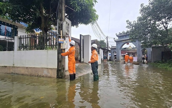 Công nhân EVNHANOI kiểm tra thiết bị điện tại vùng ngập úng. (Ảnh: EVNHANOI).