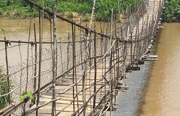 Cầu treo xuống cấp trở thành mối lo thường trực của người dân vùng cao Quảng Ngãi, đặc biệt là vào mùa mưa bão.