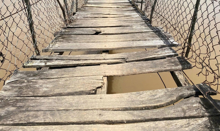 Ván lát mục nát, mố cầu sạt lở, dây cáp bằng sắt hoen gỉ khiến nhiều cầu treo ở vùng cao Quảng Ngãi rơi vào tình thế chực chờ đổ sập.