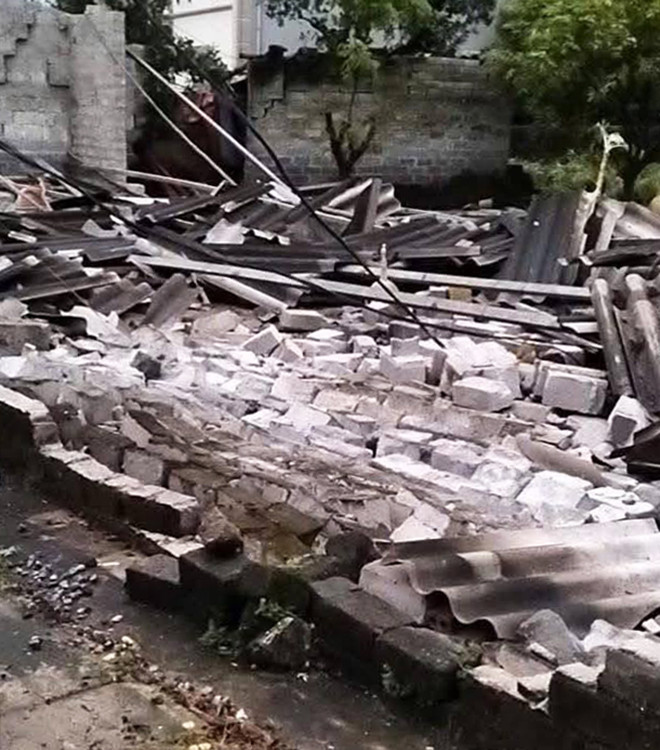 Đoạn tường nhà dân cũng bị lốc xoáy quật đổ.