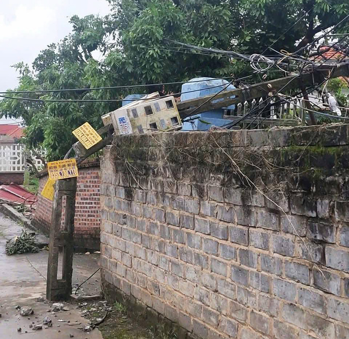 Trụ điện gãy đổ sau khi lốc xoáy quét qua.