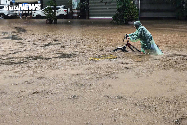 Nhiều tuyến phố ở Hà Nội ngập sâu trong sáng nay 7/10.