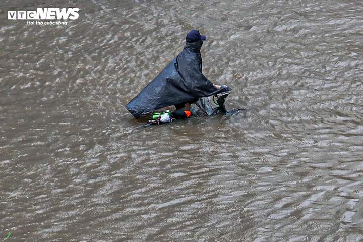 Nhiều tuyến phố ở Hà Nội ngập sâu sau trận mưa lớn.