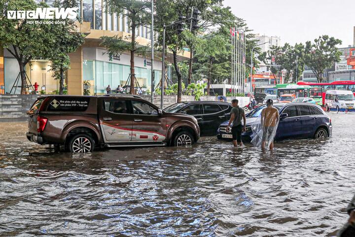 Nhiều tuyến phố tại Hà Nội biến thành sông sau trận mưa lớn do ảnh hưởng từ hoàn lưu bão số 11 (Matmo).