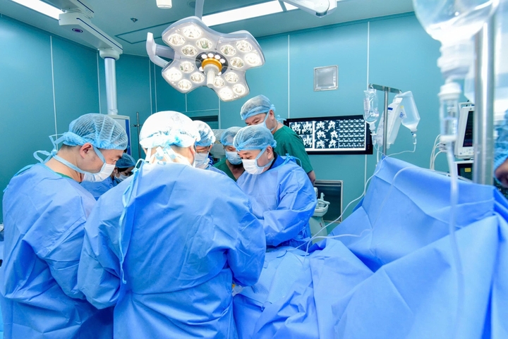 Kích hoạt báo động đỏ, cứu sống cô gái bị xe container tông nguy kịch