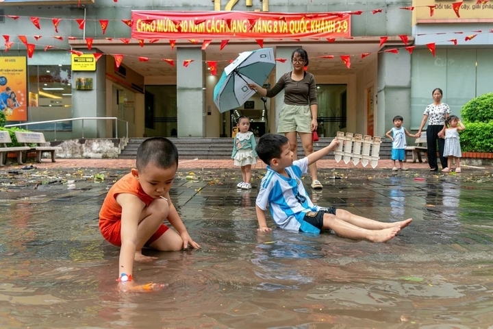 Hà Nội mưa lớn gây ngập úng, nhiều trường thông báo nghỉ học từ sáng 7/10. (Ảnh: Trần Hiền)