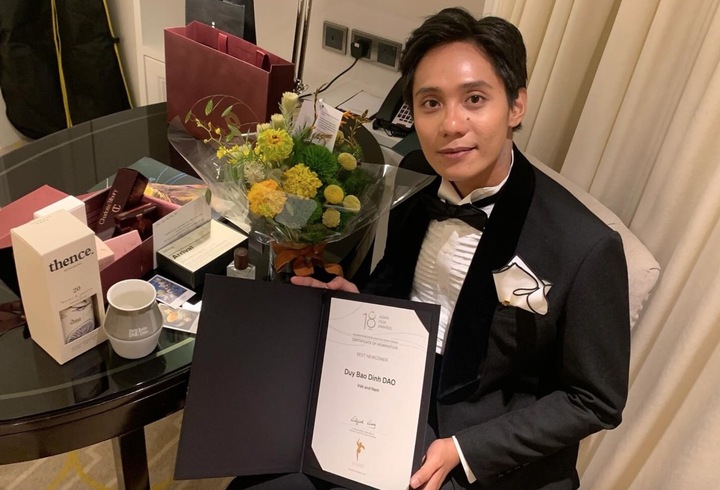 Bảo Định nhận giải Tân binh xuất sắc tại "Asian Film Awards".