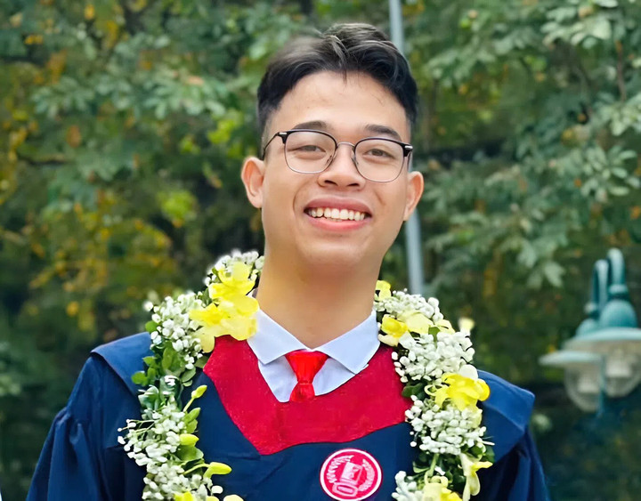 Huy trong ngày nhận bằng tốt nghiệp. Ảnh: Thúy Nga