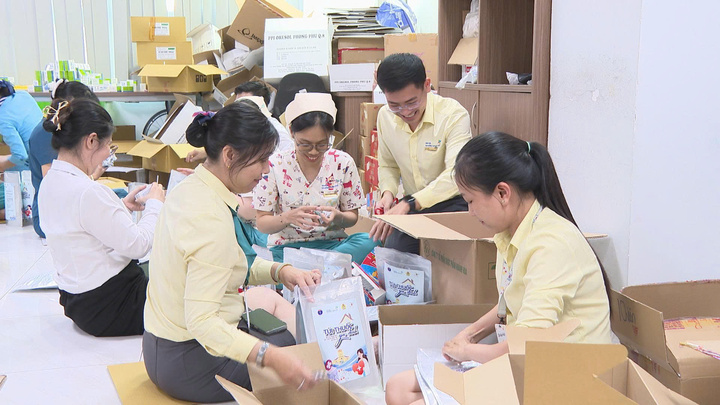 Bệnh viện Nhi đồng Thành phố khẩn trương chuẩn bị 1.000 túi thuốc gia đình.