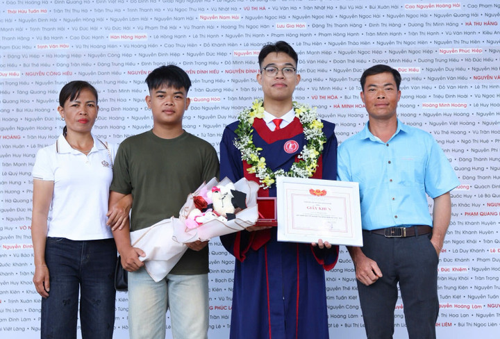 Văn Huy cùng bố mẹ và em trai. (Ảnh: NVCC)