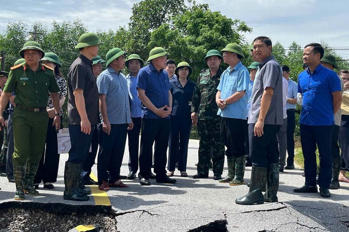Phó Thủ tướng Thường trực Nguyễn Hoà Bình và Quyền Bộ trưởng Bộ Nông nghiệp và Môi trường Trần Đức Thắng kiểm tra một điểm sạt lở nghiêm trọng do mưa lũ. (Ảnh: VGP).