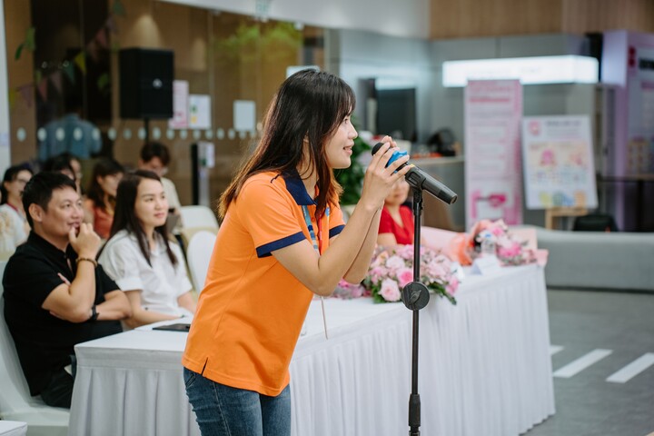 Sinh viên thuyết trình về ngành học và các hiểu biết về tài chính khi tham gia chương trình. (Nguồn: MoMo)